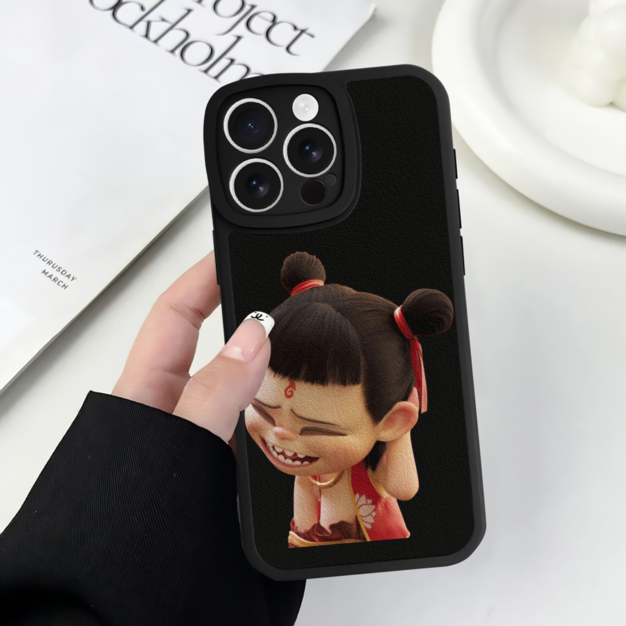 （画像用） Ne Zha 2 ナタ 魔童の大暴れ 【iPhone 16シリーズ対応】シリコンスマホケース（レザー調） 材質：シリコン